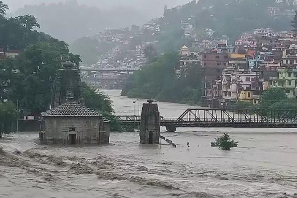 Hindistan'da yaşanan felakette 15 kişi hayatını kaybetti