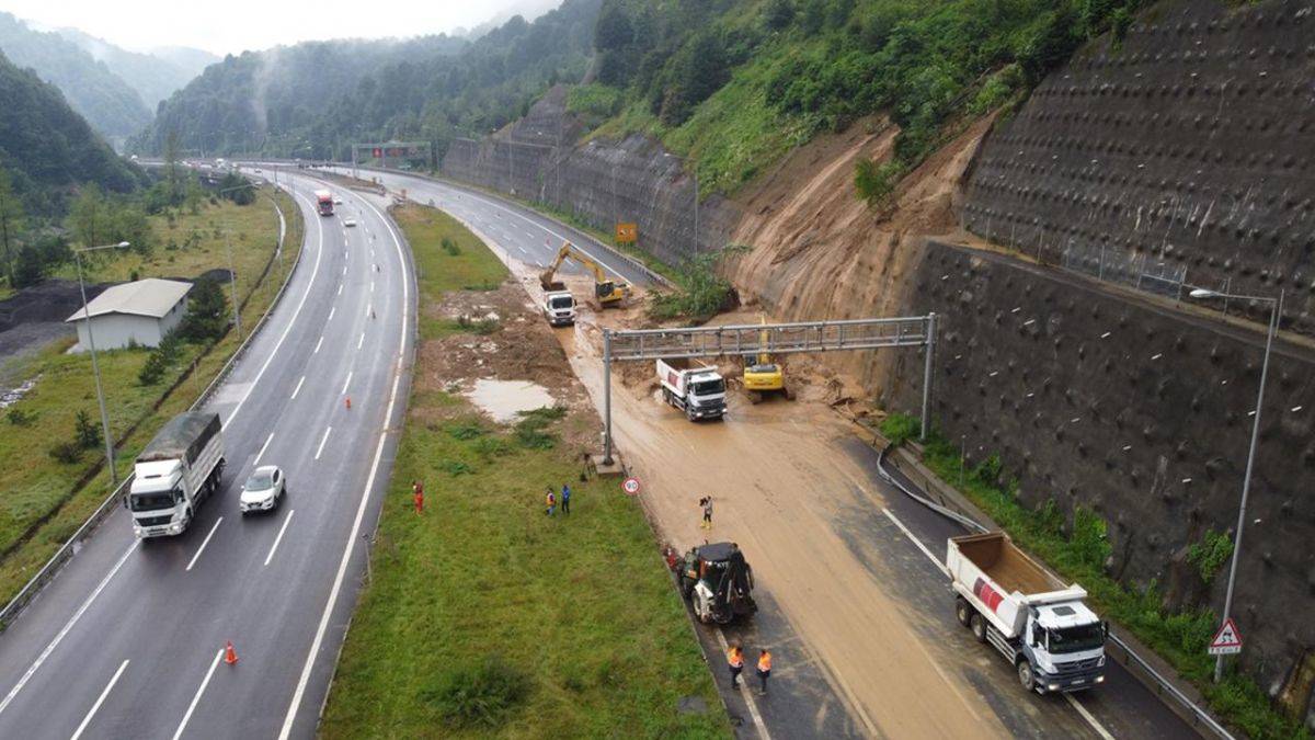 Heyelan nedeniyle kapatılan Anadolu Otoyolu'nda çalışmalar sürüyor