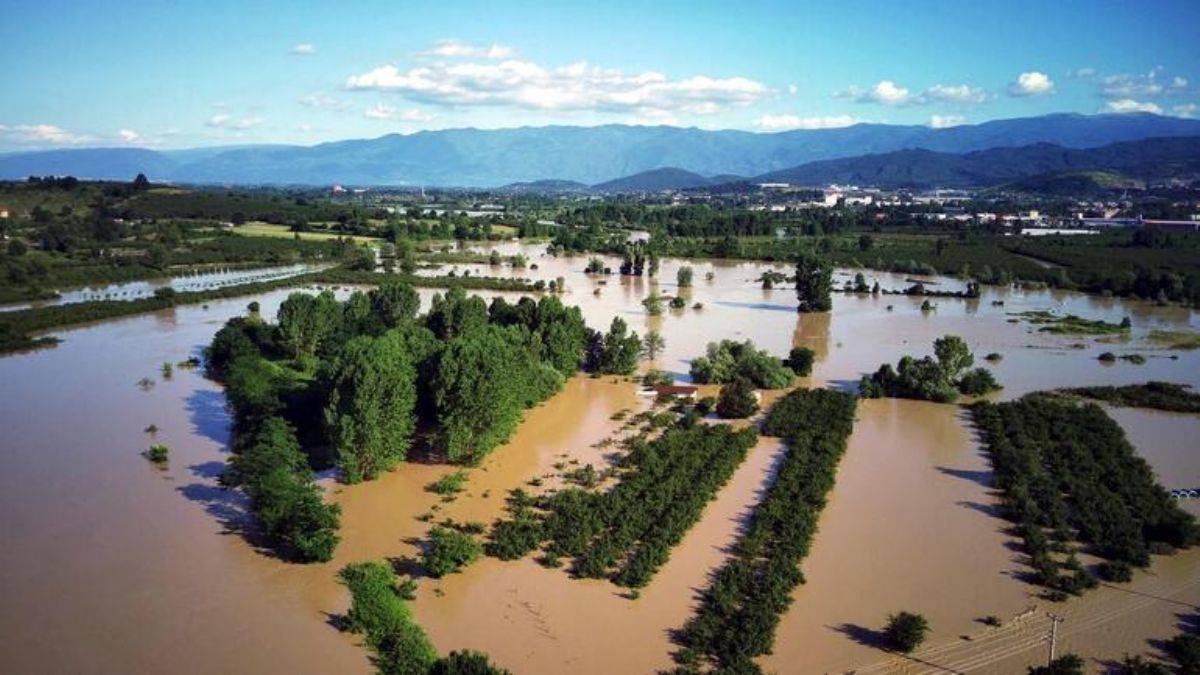 Sel, 400 haneli köyü yuttu! Havadan görüntüler