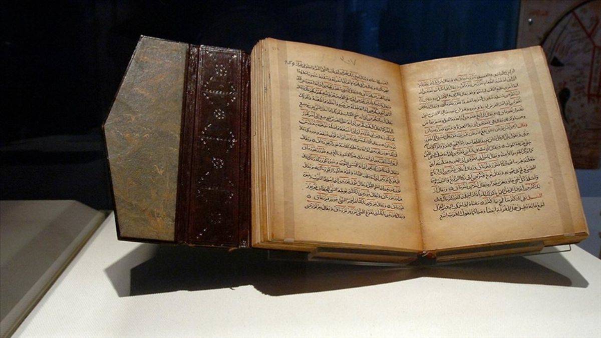 'Divanu Lugati't-Türk' yeniden yayımlandı