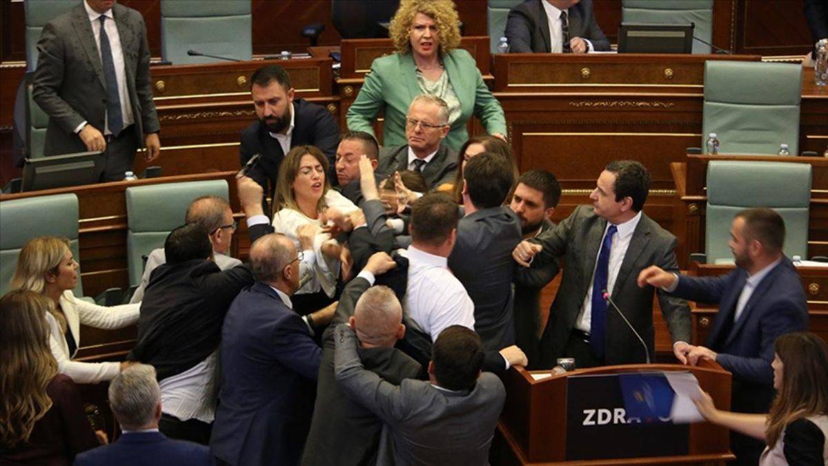 Kosova Meclisi birbirine girdi!