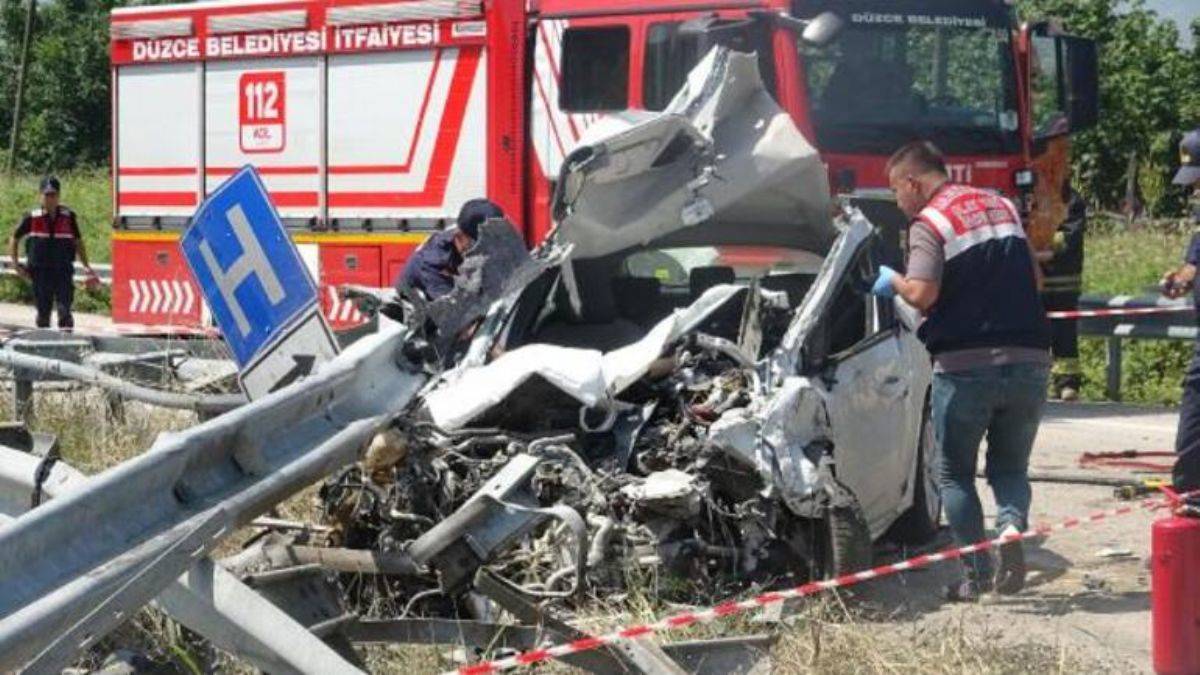 Bariyerlere çarpan aracın sürücüsü öldü