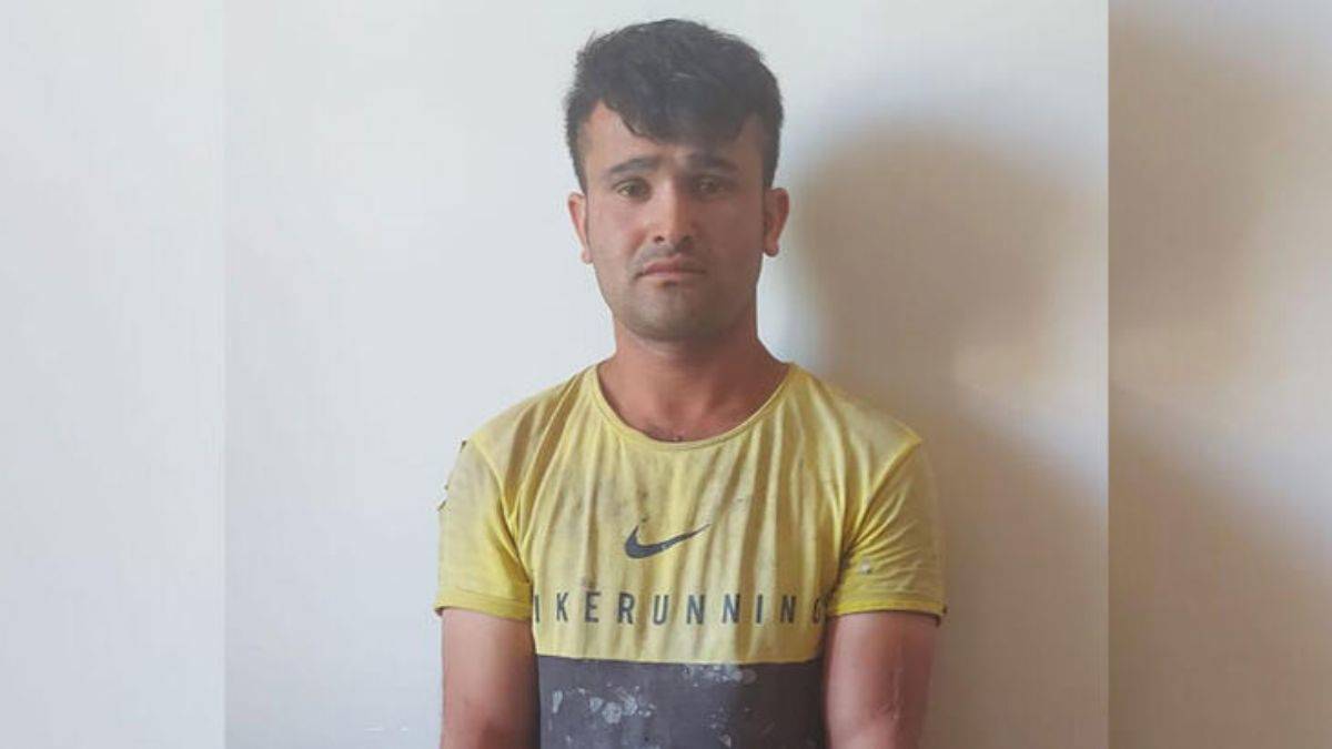 'Jandarma' yazılı gömlekle paylaşım yapan kaçak göçmen yakalandı