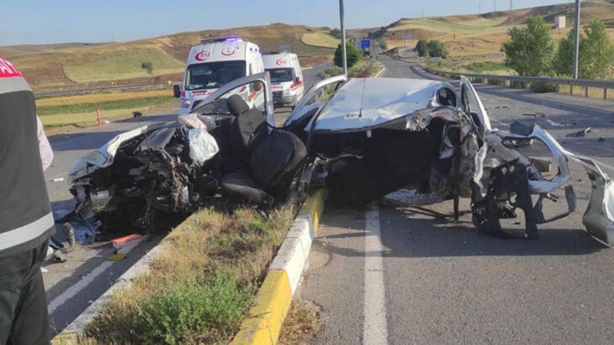 Sivas'ta devrilen araç refüje çıktı: 2 ölü