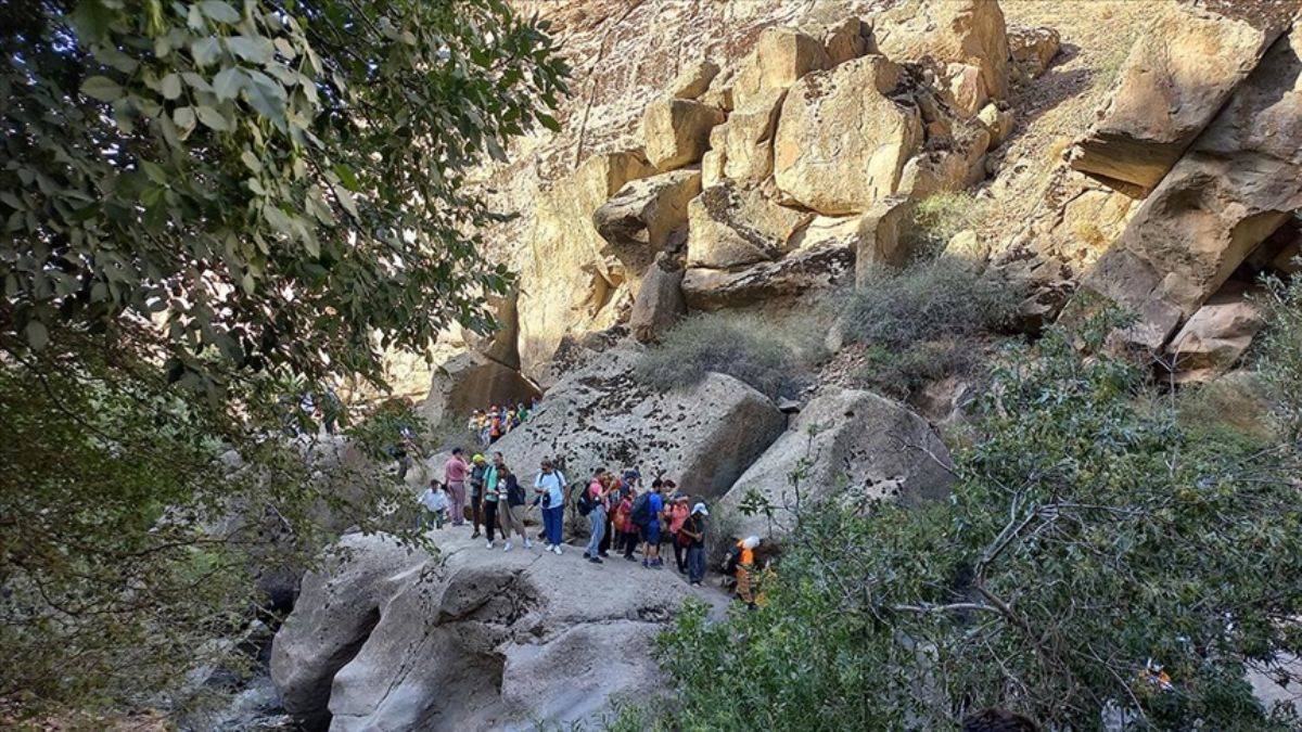 Sıcaktan kaçanlar vadilerdeki sulara atlıyor