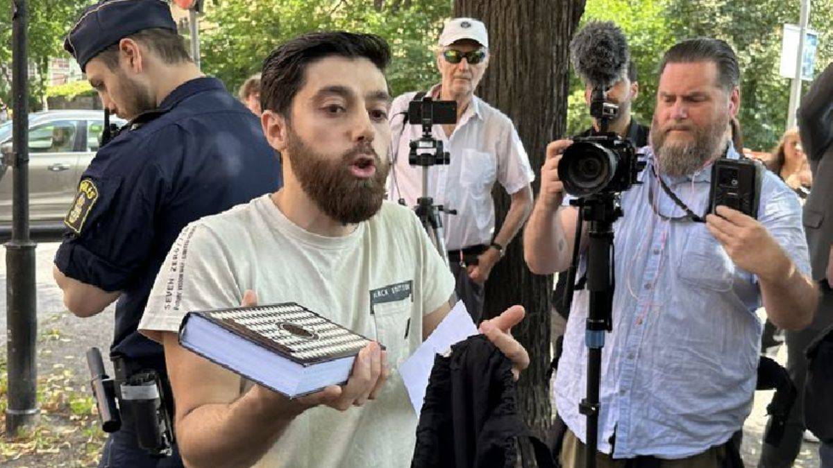 İsveç'te Tevrat ve İncil yakmayarak mesaj verdi