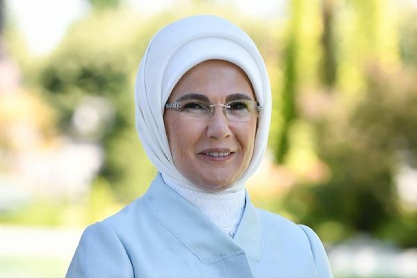 Emine Erdoğan, A Milli Kadın Voleybol Takımını tebrik etti