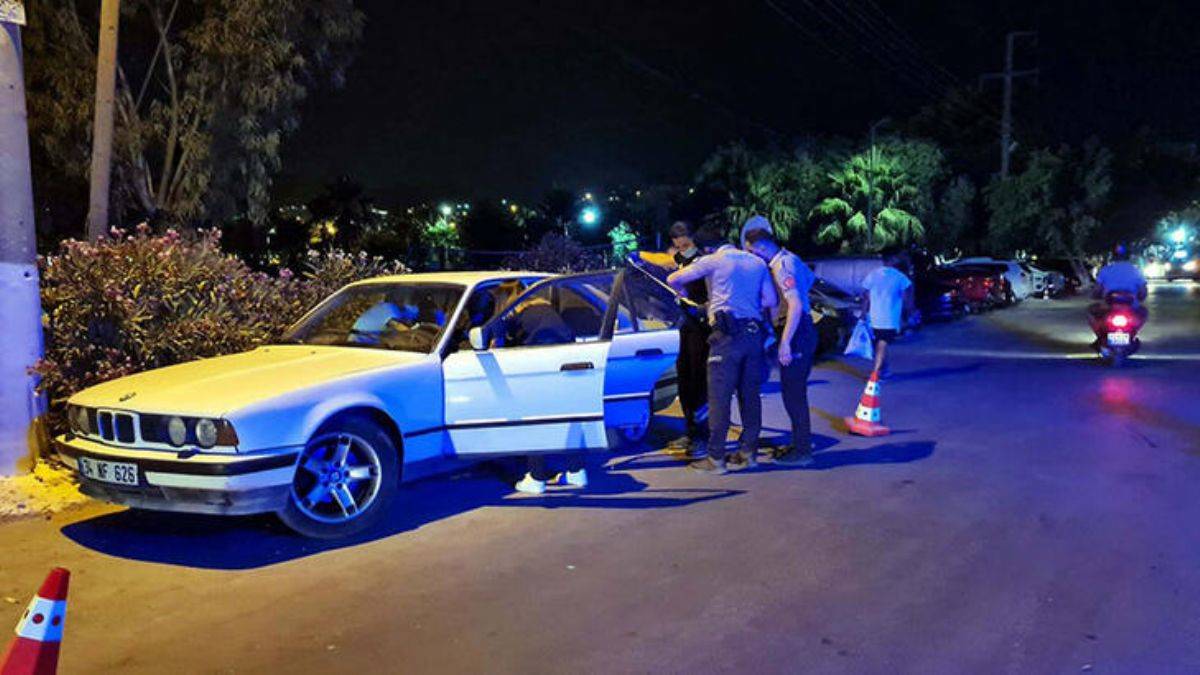 Aracının arka koltuğunda ceset buldu