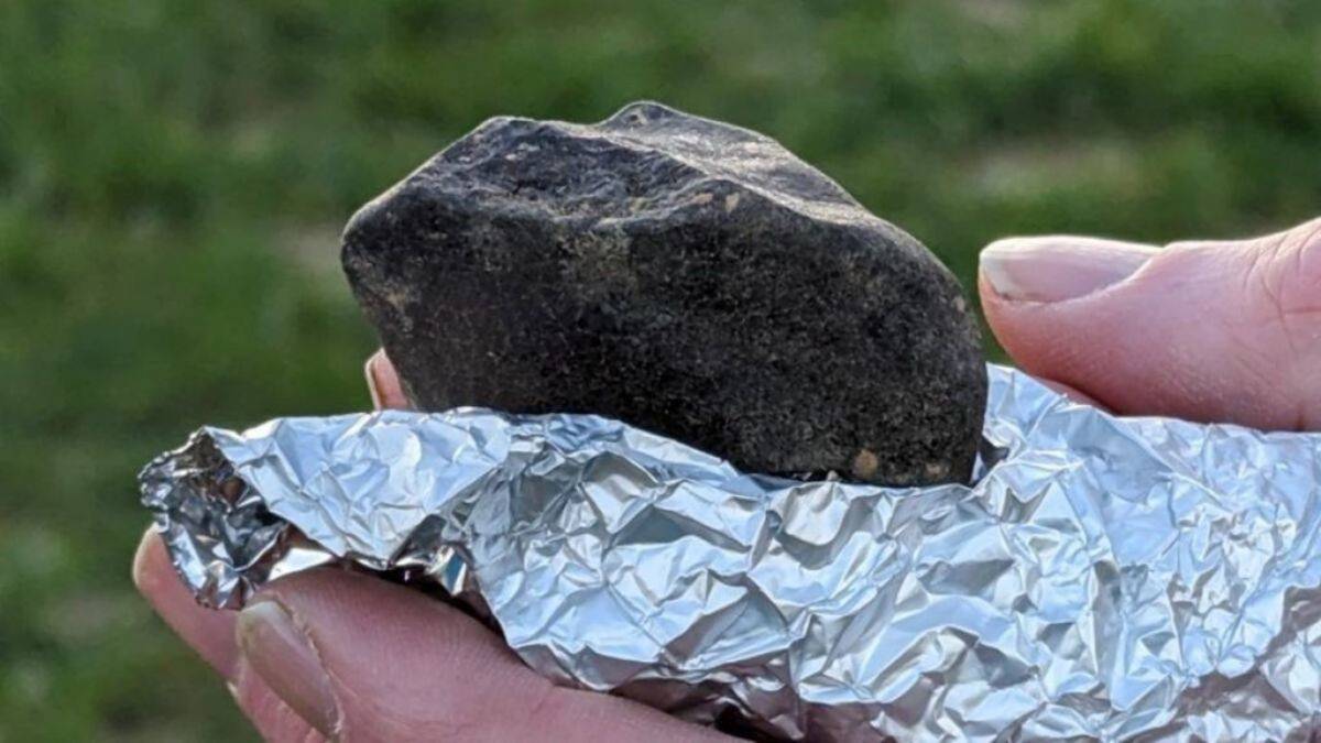 Evinde kahve içerken üzerine gök taşı düştü