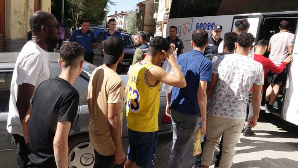 Afgan ve Irak uyruklu 60 kaçak göçmen yakalandı