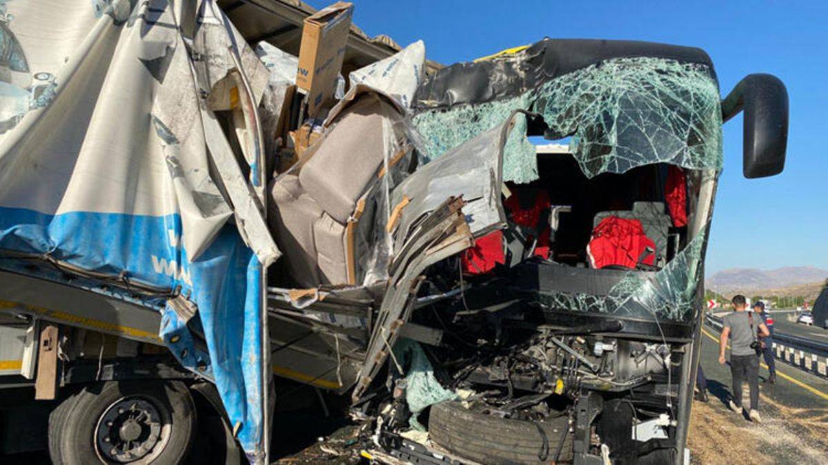 Elazığ'da yolcu otobüsü TIR'a arkadan çarptı: 1 ölü, 34 yaralı
