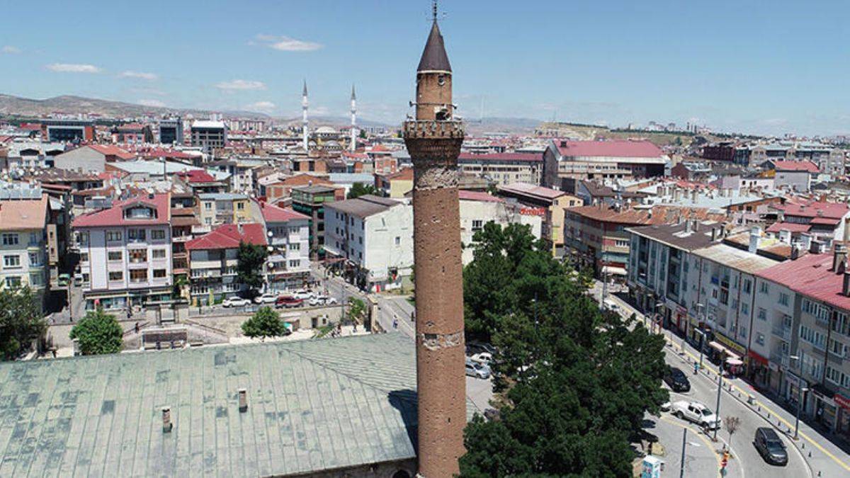 Tarihi minarenin kayıp yazıları 'bisküviden' çıktı