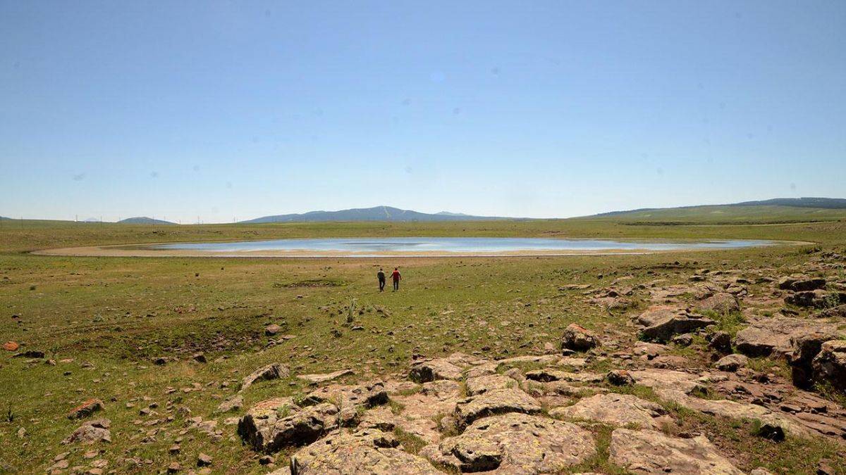 Kars'ta Asboğa Gölü sıcaktan yaklaşık 8 metre çekildi