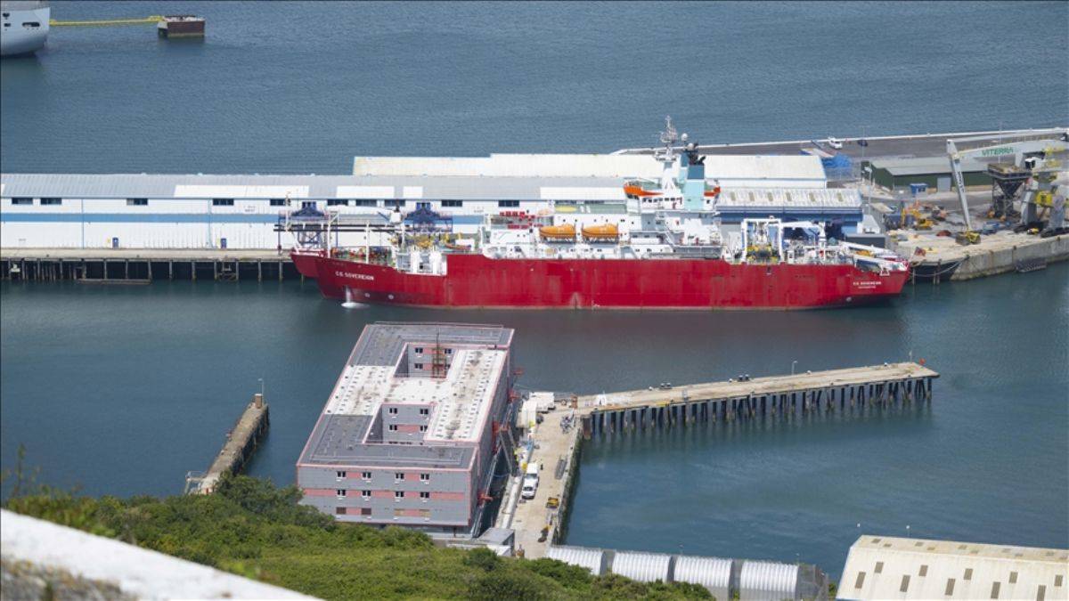 İngiltere'de göçmenlere 'yüzen hapishane' tepkisi