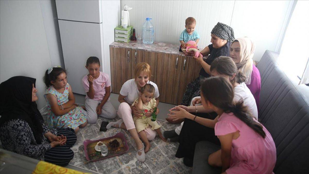 Bazı ünlülerden deprem bölgesine ziyaret