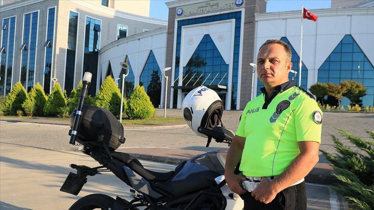 Motosikletli gence nasihatiyle gündem olan polis konuştu