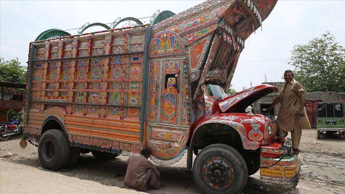 Pakistan'da yüz yıllık 'kamyon boyama sanatı'