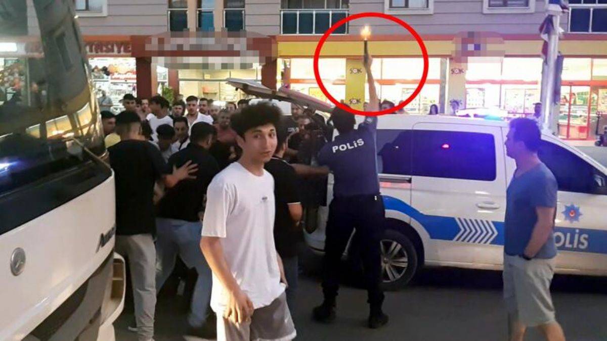 Taciz şüphelisini polis kurtardı