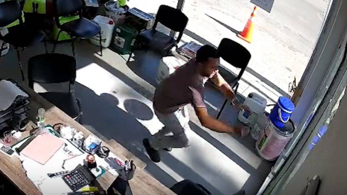 Adana'da deprem sonrası kayalar düştü, yol kapandı