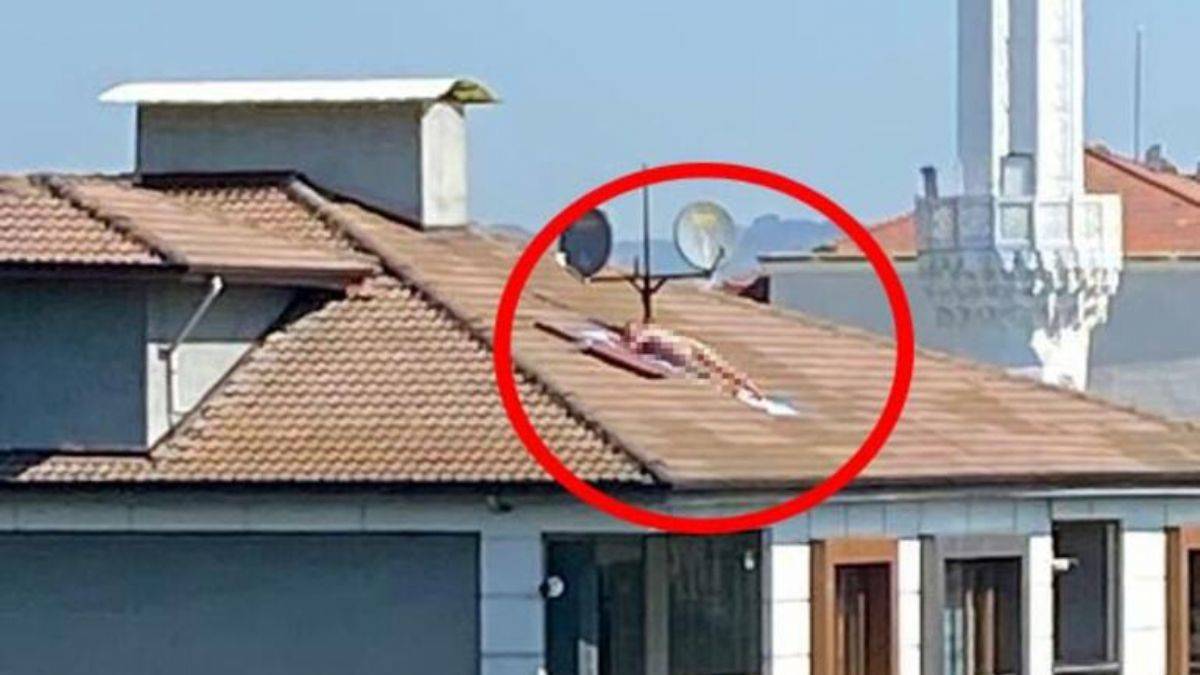 Çatıda çıplak güneşlendi, polis gelince kaçtı