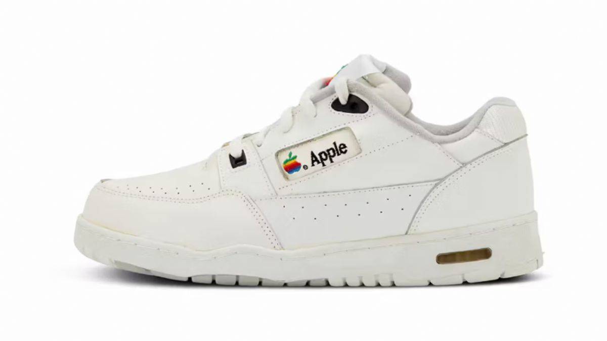 Apple çalışanlarına özel üretilen ayakkabı açık artırmada