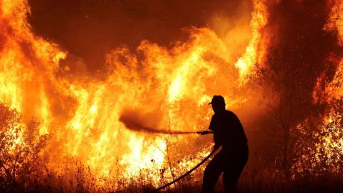 Yunanistan'da alevler mühimmat deposu patlattı