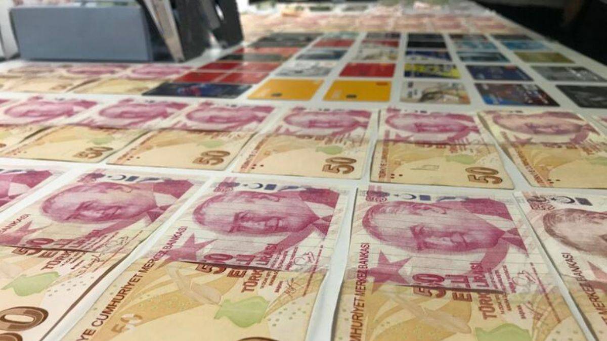 'Yarı sahte' parayla gerçek para çekerken yakalandı