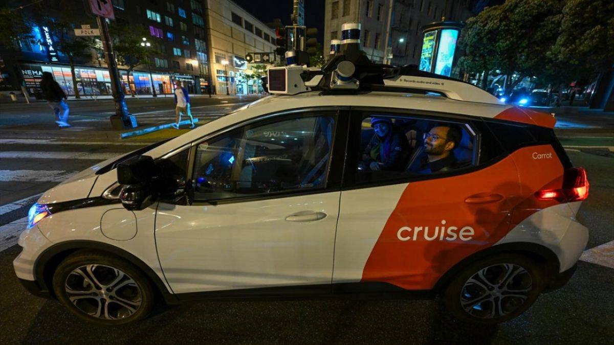 Şoförsüz taksi San Francisco sokaklarında