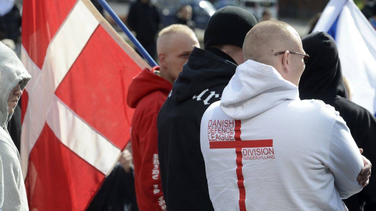 Danimarka'da ırkçı grup cami önünde Kur'an yaktı