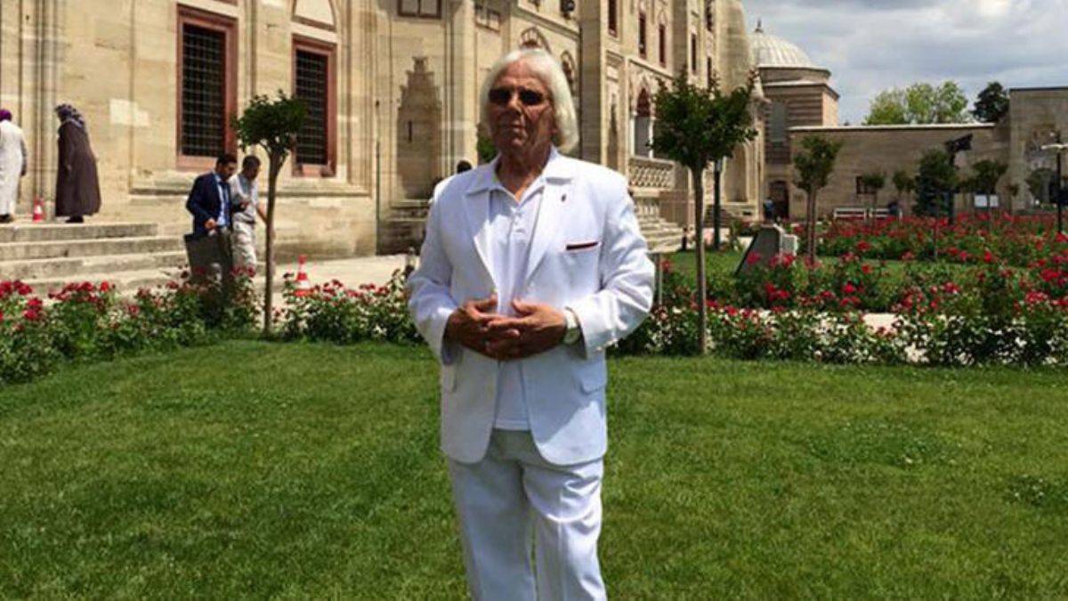 Selimiye Camisi'nin beyaz takım elbiseli müezzini vefat etti