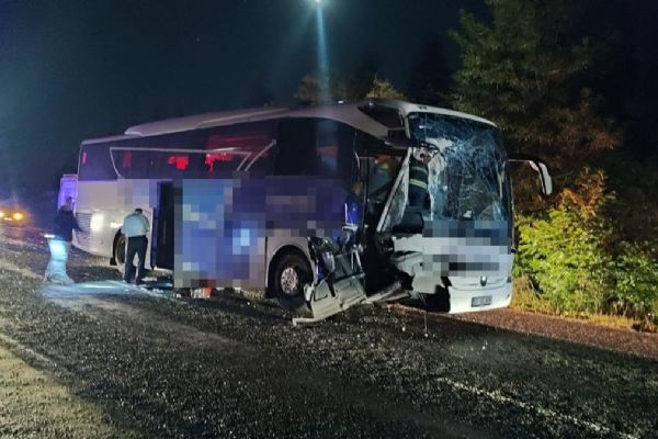 Eskişehir'de yolcu otobüsü traktöre çarptı: 6 yaralı