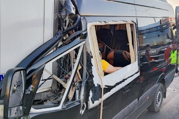 Tur minibüsü tırla çarpıştı! 2 kişi öldü, 12 kişi yaralandı