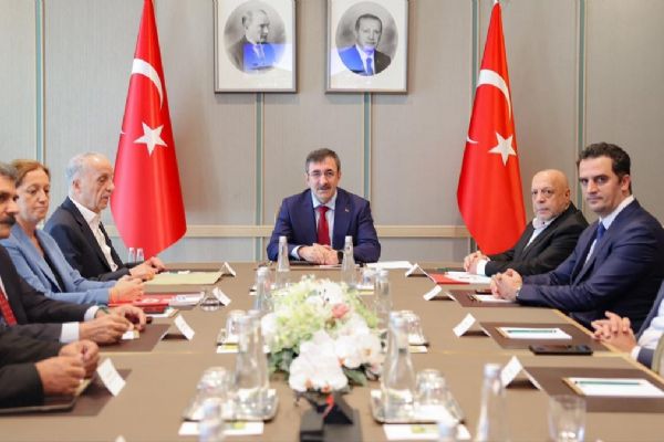 Cumhurbaşkanı Yardımcısı Yılmaz işçi temsilcileriyle görüştü