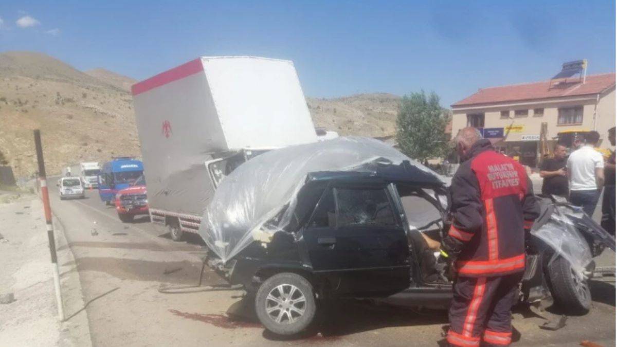 Malatya'da otomobil ile kamyonetin çarpışması sonucu 2 kişi öldü, 2 kişi yaralandı