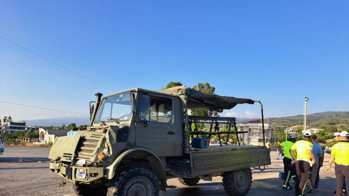 Hatay'da askeri araç TIR'a çarptı: 13 asker yaralı