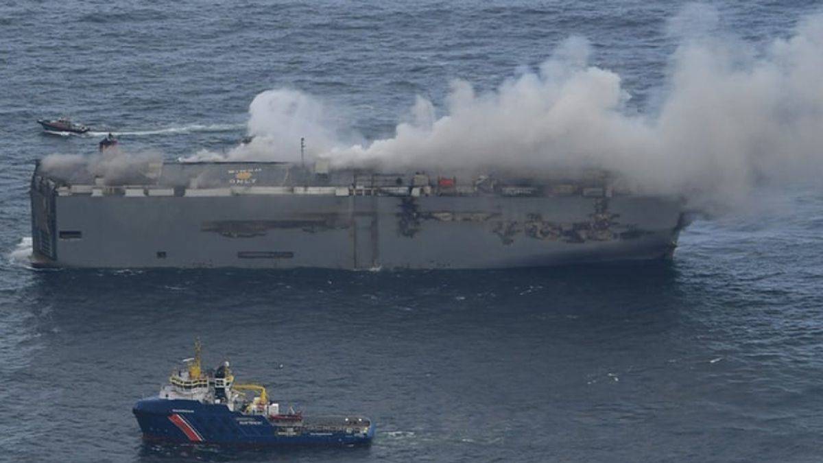 3 bin araç taşıyan gemi günlerdir yanıyor