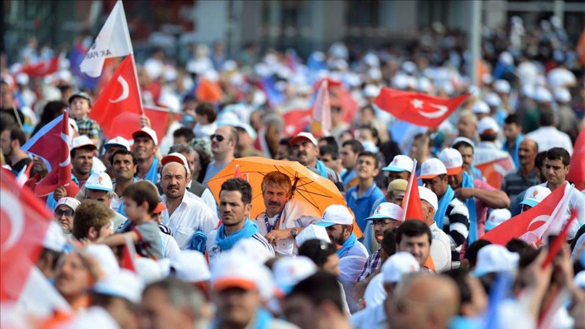 AK Parti seçmeni hem destekler, hem de eleştirir