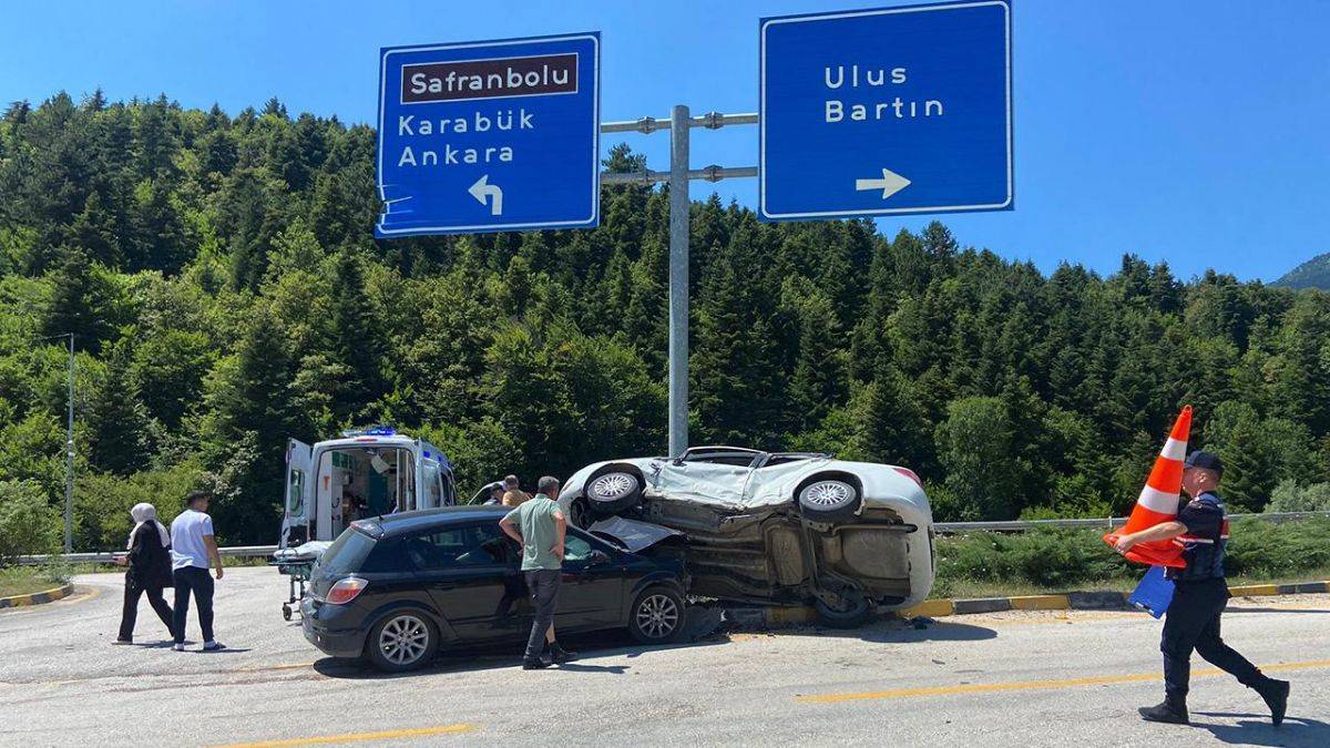 Karabük'te iki otomobil çarpıştı: 1 ölü, 8 yaralı