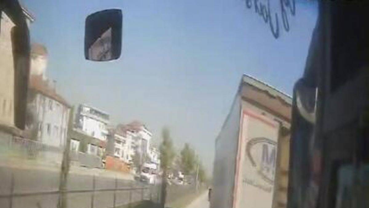 Bursa'da 3 aracın karıştığı kaza kamerada; 2 yaralı