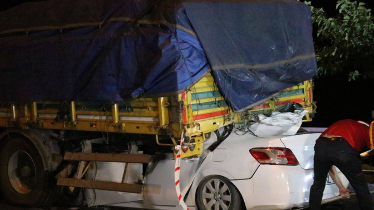 Otomobil TIR'ın altına girdi; 2 ölü