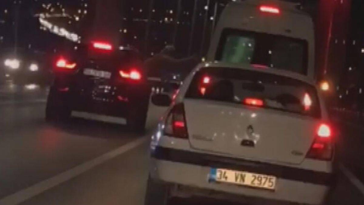 Trafikte camdan sarkıp tartıştığı sürücüye saldırdı