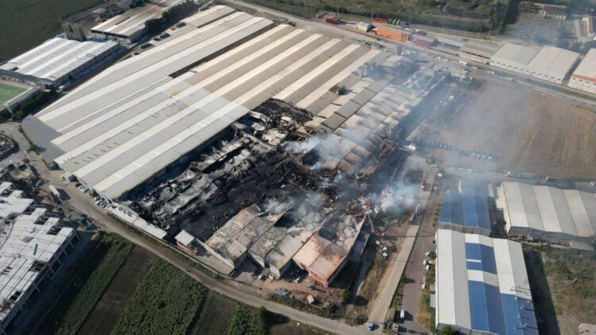 1 milyar liralık kıvılcım; 40 ton köpük, 20 bin ton su ile söndürüldü