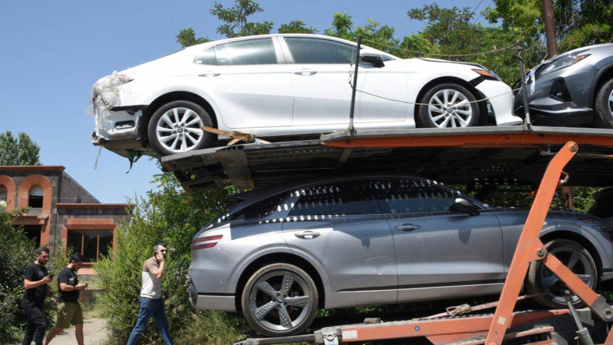 Rus müşteriye Ermenistan üzerinden ikinci el Amerikan araçları