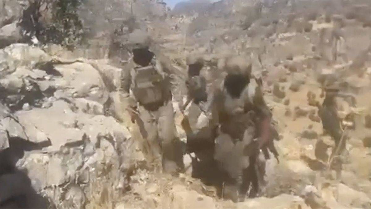 Komandolar yaralı yakaladıkları kadın PKK'lıyı sedyede taşıdı