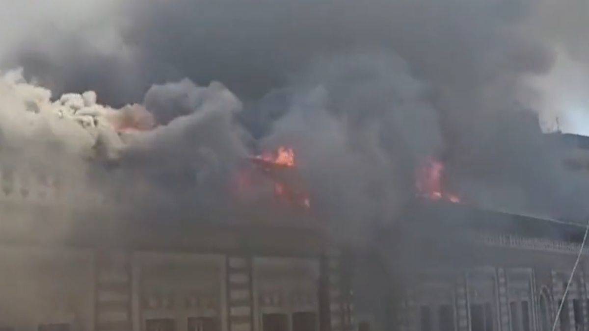 Mısır'da tarihi bakanlık binasında büyük yangın