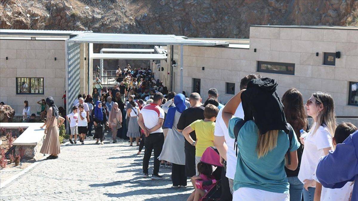 Ankara'daki Tulumtaş Mağarası'na ziyaretçi kuyruğu