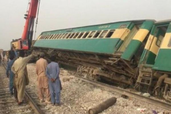 Pakistan'da tren faciası! 28 ölü, çok sayıda yaralı var