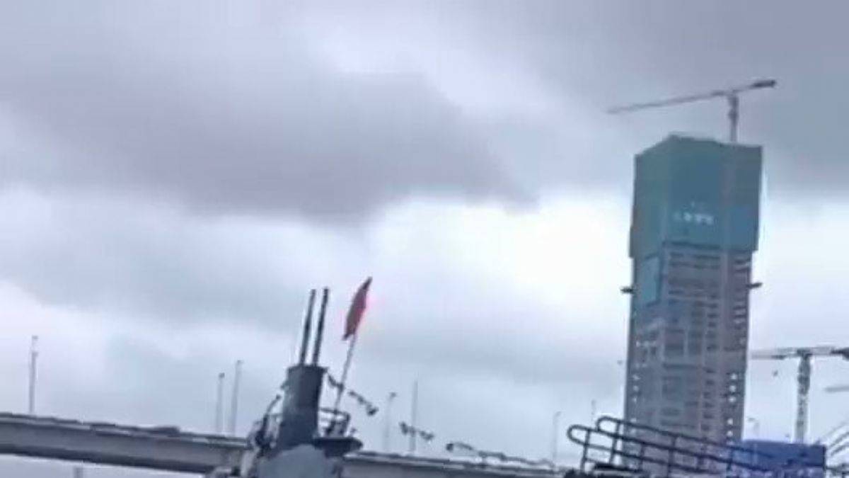 Çin sel felaketi! Denizaltı karaya vurdu!