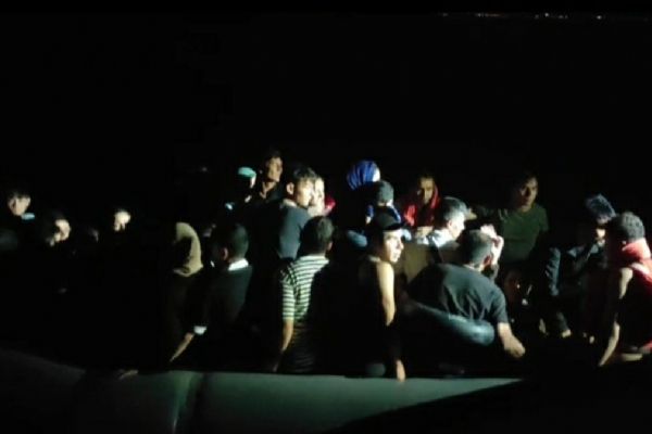 İzmir açıklarında 105 göçmen yakalandı