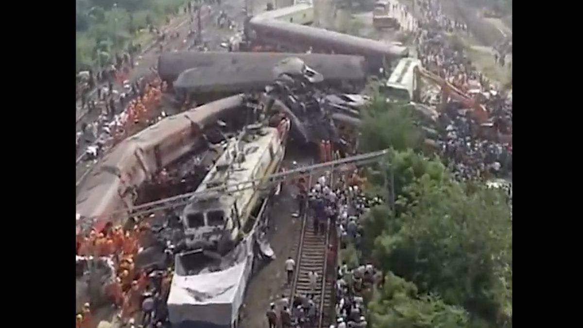 Pakistan'daki tren kazası havadan görüntülendi